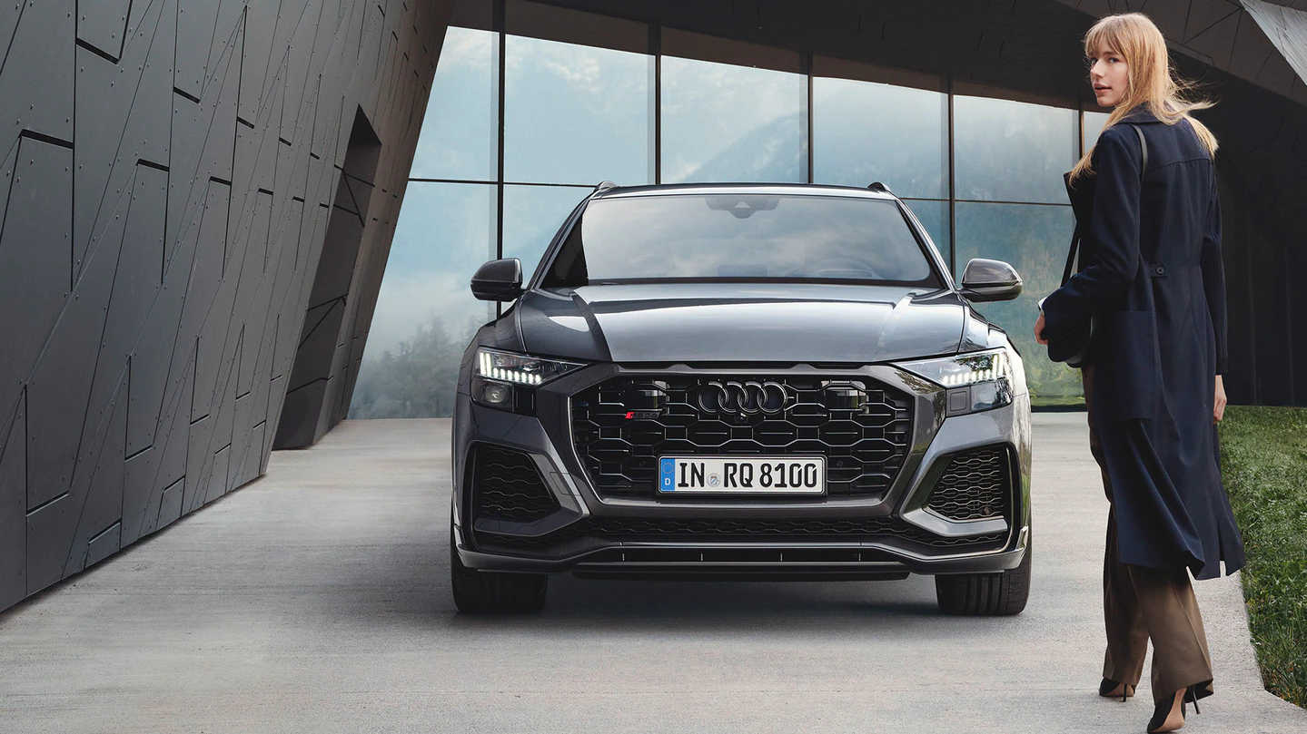 Front view Audi RS Q8